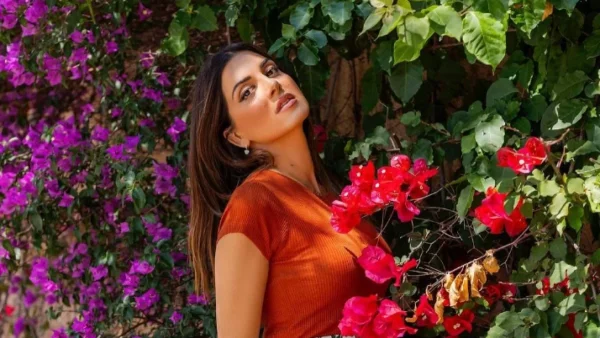 "Βροχή" οι αντιδράσεις στην ανάρτηση της Σταματίνας Τσιμτσιλή - Η φωτογραφία με το μαγιό μπροστά στο ηλιοβασίλεμα της Πάρου