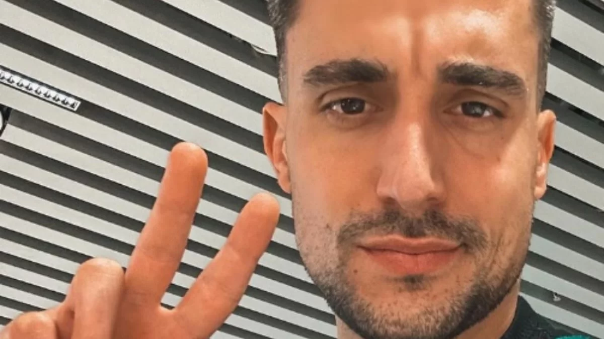 Συγκινεί ο Σάκης Κατσούλης με την ανθρωπιά του - Κουβαλάει και μεταφέρει νερά για τους πυρόπληκτους