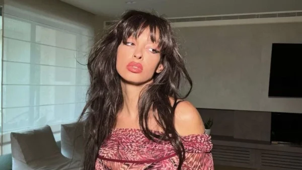 Με ροζ περούκα, μακριά νύχια και ημιδιάφανη ολόσωμη φόρμα - "Παραλήρημα" με την εμφάνιση της Ελένης Φουρέιρα