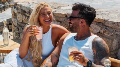 Οικογενειακή απόδραση για Τούνη & Αλεξάνδρου στη Χαλκιδική - Τα τρυφερά χάδια του ζευγαριού στο δωμάτιο το ξενοδοχείου