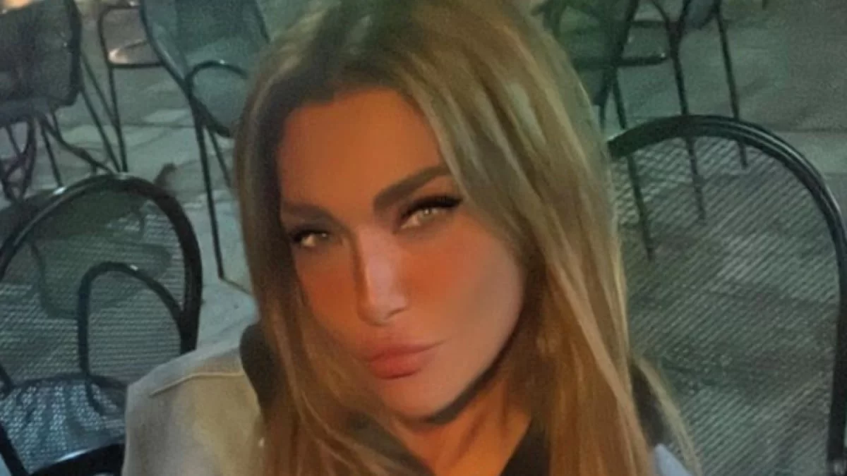 Με αθλητικό μπουστάκι και κολάν στον πλαστικό χειρουργό - Η φωτογραφία της Αγγελικής Ηλιάδη μέσα από το ιατρείο