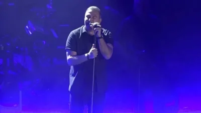 Συγκινήθηκε η Μπόσνιακ μπροστά σε χιλιάδες κόσμο - Η τρυφερή αφιέρωση του Αντώνη Ρέμου στην κόρη του, Ελενίτσα, στη σκηνή