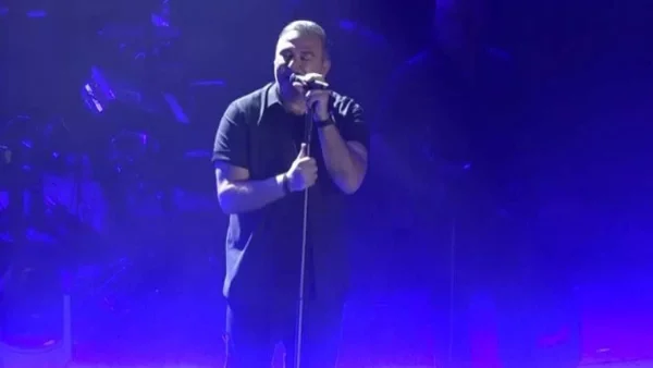 Συγκινήθηκε η Μπόσνιακ μπροστά σε χιλιάδες κόσμο - Η τρυφερή αφιέρωση του Αντώνη Ρέμου στην κόρη του, Ελενίτσα, στη σκηνή