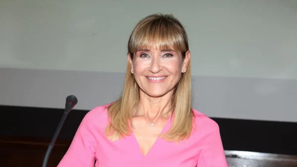 Με μικροσκοπικό γαλάζιο μπικίνι στην πισίνα του ξενοδοχείου - Φωτογραφία της Μάρας Ζαχαρέα από τις διακοπές της