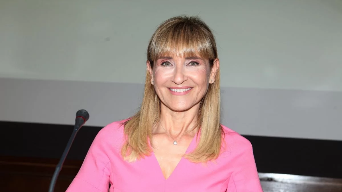 Με μικροσκοπικό γαλάζιο μπικίνι στην πισίνα του ξενοδοχείου - Φωτογραφία της Μάρας Ζαχαρέα από τις διακοπές της