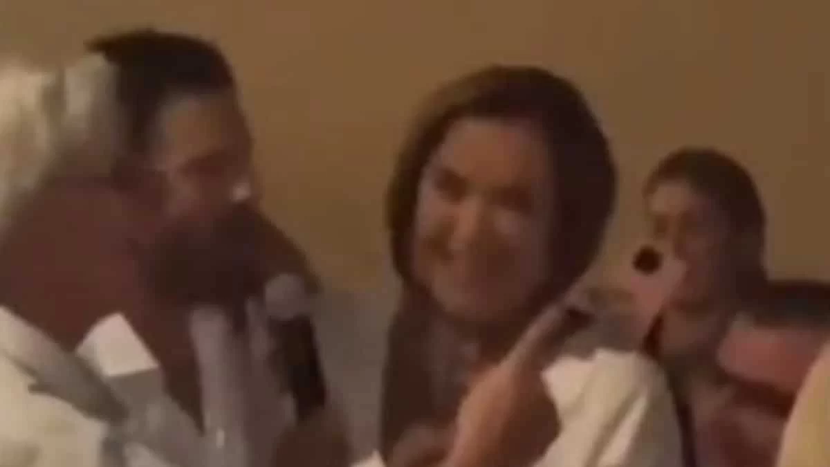 Σε κρητικό γλέντι ο Κωνσταντίνος Αργυρός - Έπιασε το μικρόφωνο και τραγούδησε με την Ντόρα Μπακογιάννη