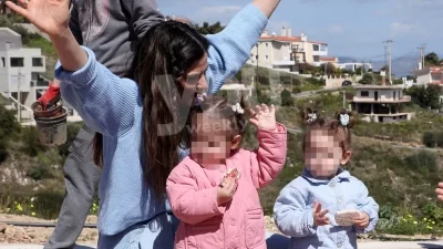 Ψηλή & ξανθιά η γιαγιά Μπόμπα - Τα παιχνίδια με τις κόρες της Χριστίνας στην Αντίπαρο