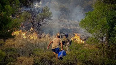 Μαίνεται η φωτιά στη Ρόδο - Έχουν καεί χιλιάδες στρέμματα παρθένου δάσους