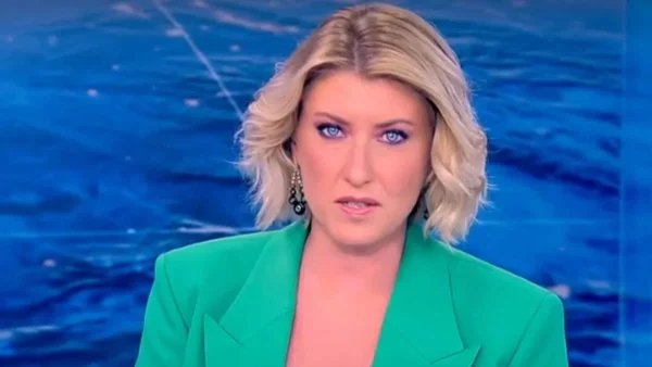 Αποχαιρέτησε το τηλεοπτικό κοινό η Σία Κοσιώνη - Αυλαία για το δελτίο ειδήσεων του ΣΚΑΪ