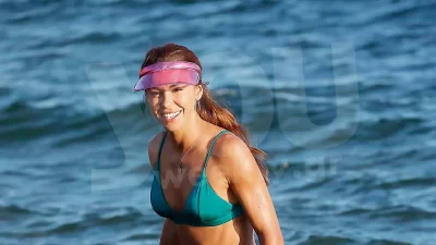 Ειρήνη Παπαδοπούλου: Με μικροσκοπικό μπικίνι σε παραλία της Βούλας - Αποκλειστικές φωτογραφίες