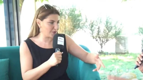 «Η Ελένη έκανε την πρώτη κίνηση...» - Η εξομολόγηση της Έλενας Παπαρίζου για το φιλί στο στόμα με την Φουρέιρα