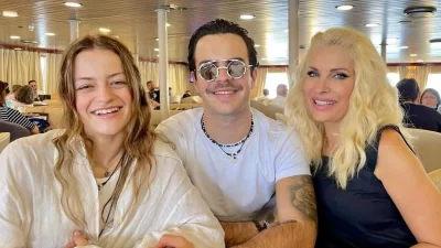 Κρατούσε τη μικρή Μαρίνα από τα πόδια και την σήκωνε ψηλά - Η φωτογραφία του Άγγελου Λάτσιου & το σχόλιο της Γαίας Μερκούρη