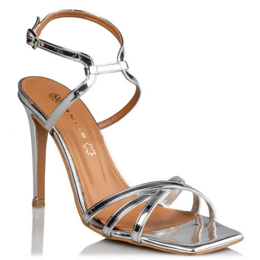 Αυτά είναι τα αγαπημένα παπούτσια των Ελληνίδων celebrities αυτό το καλοκαίρι