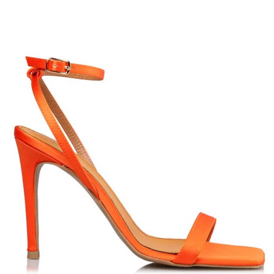 Αυτά είναι τα αγαπημένα παπούτσια των Ελληνίδων celebrities αυτό το καλοκαίρι