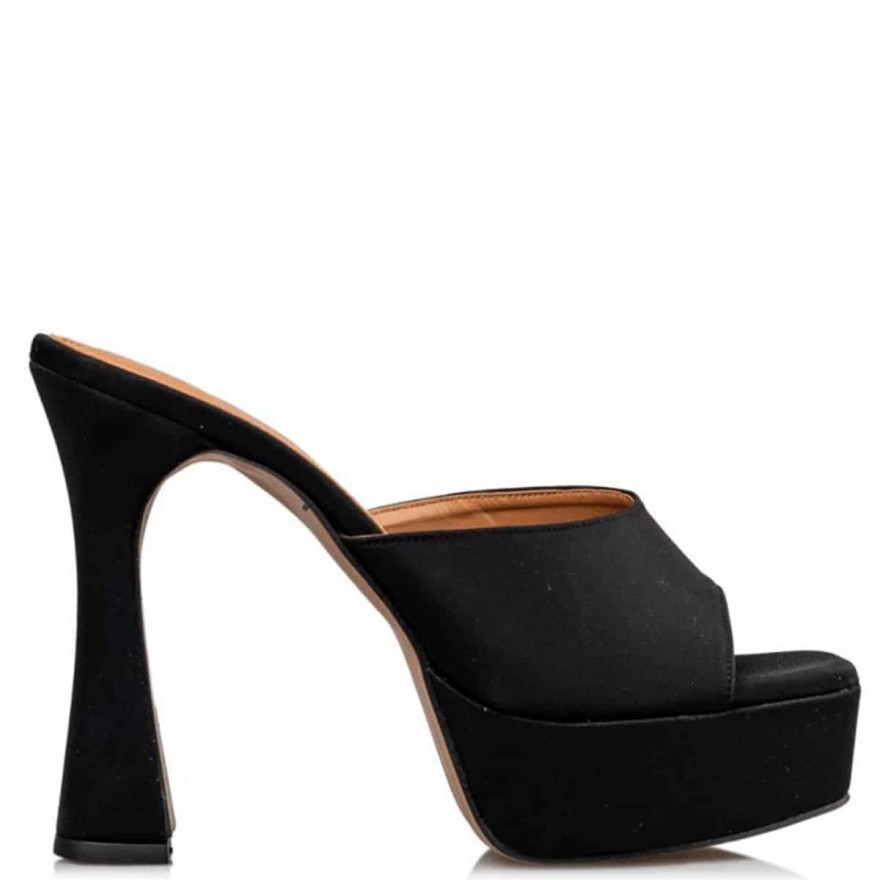 Αυτά είναι τα αγαπημένα παπούτσια των Ελληνίδων celebrities αυτό το καλοκαίρι