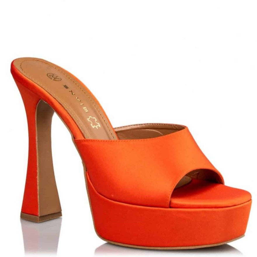 Αυτά είναι τα αγαπημένα παπούτσια των Ελληνίδων celebrities αυτό το καλοκαίρι