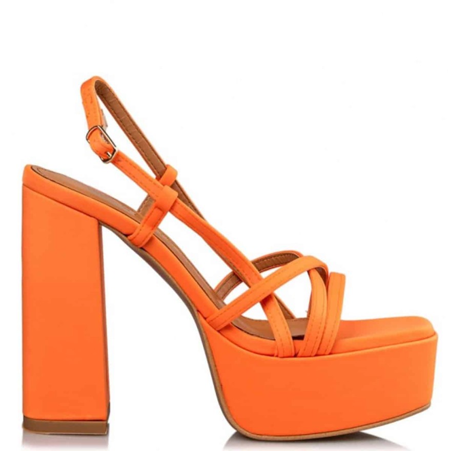 Αυτά είναι τα αγαπημένα παπούτσια των Ελληνίδων celebrities αυτό το καλοκαίρι