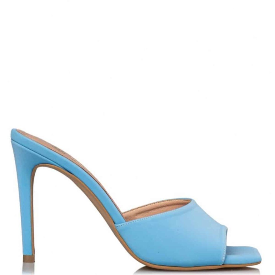 Αυτά είναι τα αγαπημένα παπούτσια των Ελληνίδων celebrities αυτό το καλοκαίρι