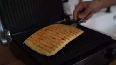 Σε 5 λεπτά είναι έτοιμη: Τυρόπιτα στην τοστιέρα χωρίς φύλλο με τρία μόνο υλικά - Το πιο εύκολο κολατσιό