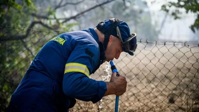 Φωτιά στη Λαμία: Στο νοσοκομείο δύο πυροσβέστες και δύο εθελοντές