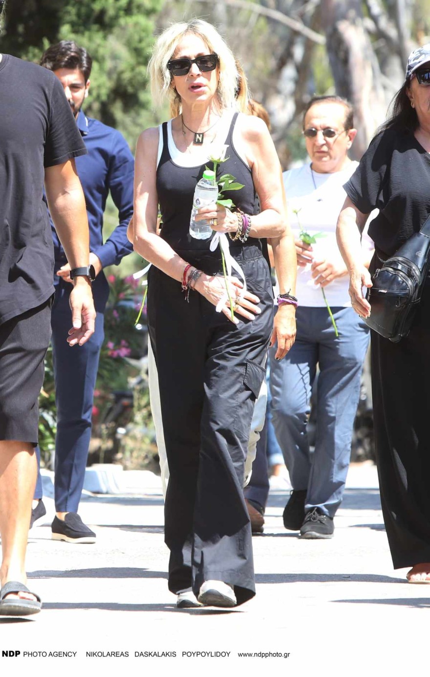 Κηδεία Γιώτας Γιάννα: Καταρακωμένη στα μαύρα η Άννα Βίσση - Με σκυμμένο το κεφάλι και ο Γιάννης Ζουγανέλης