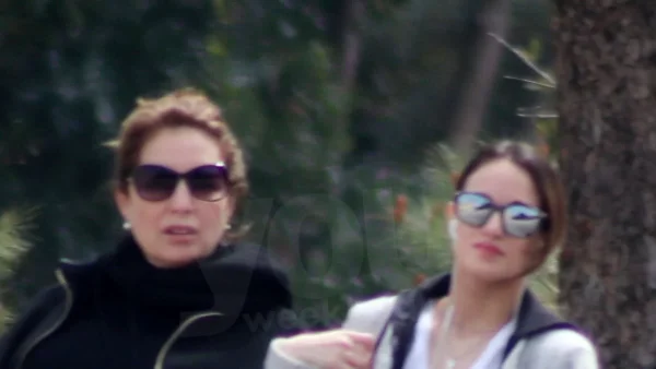 Περπατούσαν σε πολυσύχναστα σοκάκια της Μυκόνου και τις κοιτούσαν όλοι - Διακοπές για την Άντζελα Γκερέκου και την Μαρία Βοσκοπούλου