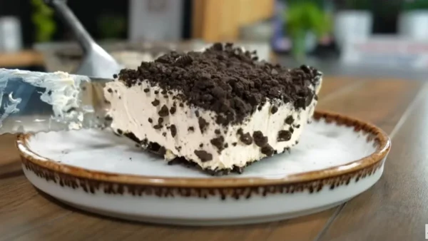 Δροσερό και γρήγορο: Γλυκό ψυγείου με καραμελωμένο ζαχαρούχο και 2 ακόμη υλικά