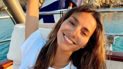 Σαν γοργόνα κάτω από το νερό με το μικροσκοπικό της μπικίνι - Πανζουρλισμός με την φωτογραφία της Ηλιάνας Παπαγεωργίου από τη Μύκονο