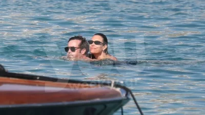 Διπλό party στην παραλία για τα γενέθλια της Βίκυς Καγιά - Η φωτογραφία με το "καυτό" φιλί στο στόμα με τον Ηλία Κρασσά