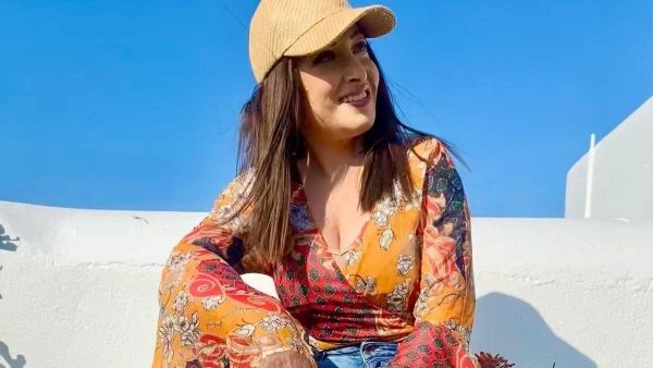 Στιγμές ευτυχίας για την Ιωάννα Παλιοσπύρου - Η φωτογραφία με μίνι φλοράλ φόρεμα δίπλα στη θάλασσα