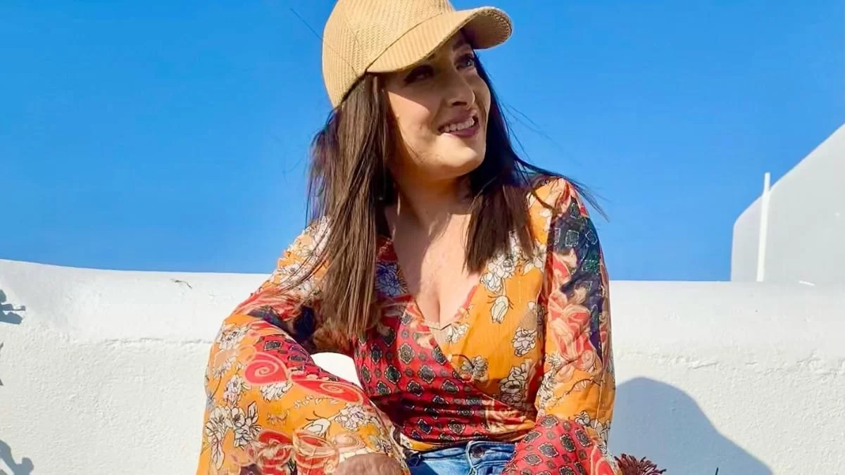 Στιγμές ευτυχίας για την Ιωάννα Παλιοσπύρου - Η φωτογραφία με μίνι φλοράλ φόρεμα δίπλα στη θάλασσα