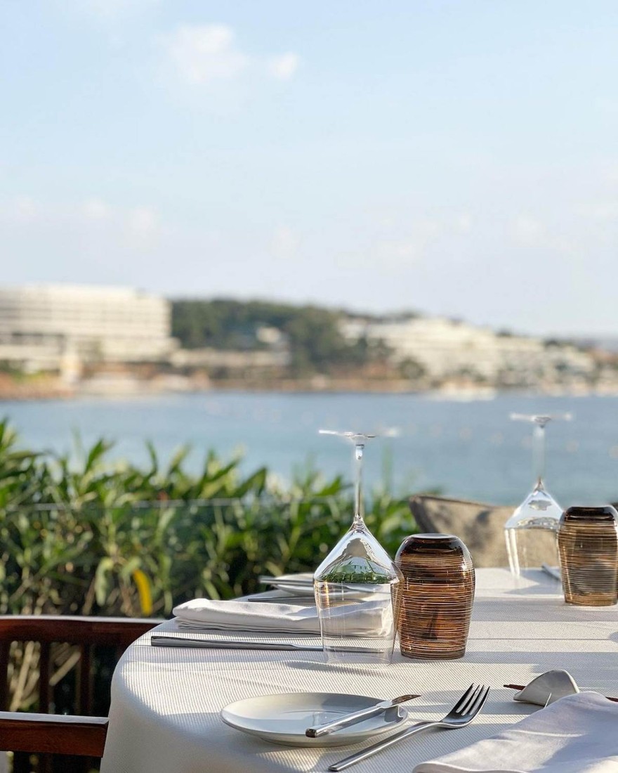 Ο Τάσος Δούσης επισκέφτηκε την «Ιθάκη» της Βουλιαγμένης και εξηγεί γιατί είναι κορυφαίος γαστρονομικός προορισμός