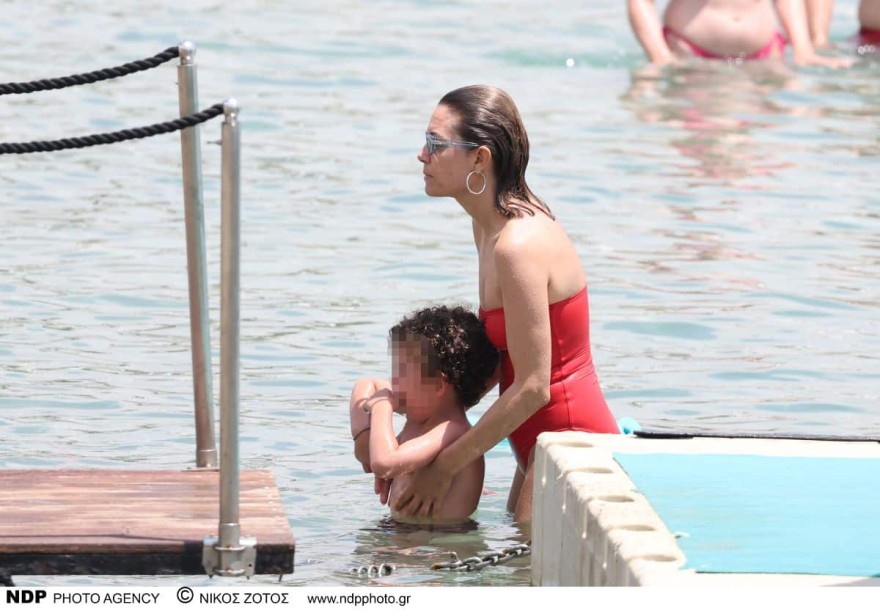 Μεγάλωσε πολύ και είναι ίδιος ο Ηλίας Κρασσάς - Φωτογραφίες από την Βίκυ Καγιά και τον γιο της στη Μύκονο