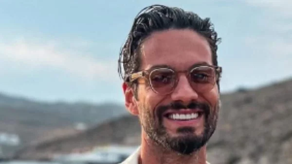 Ποζάρει ημίγυμνος στη Σαντορίνη - ''Σούσουρο'' με τη στιγμή που ο Καράβας κατεβάζει την πετσέτα του