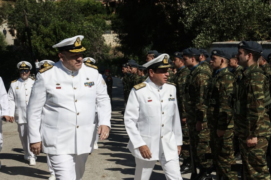 Κηδεία Χρήστου Μουλά: Τυλιγμένο με την ελληνική σημαία το φέρετρό του - Οι πρώτες φωτογραφίες