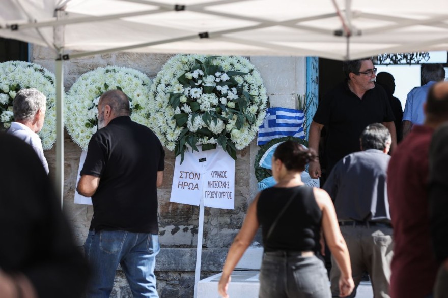 Κηδεία Χρήστου Μουλά: Τυλιγμένο με την ελληνική σημαία το φέρετρό του - Οι πρώτες φωτογραφίες