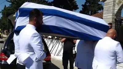 Πτώση Canadair: «Έφυγες πάνω στα χάλκινα φτερά σου» - Τραγικές φιγούρες οι γονείς του Περικλή Στεφανίδη στην κηδεία του αγκαλιά με τις φωτογραφίες του