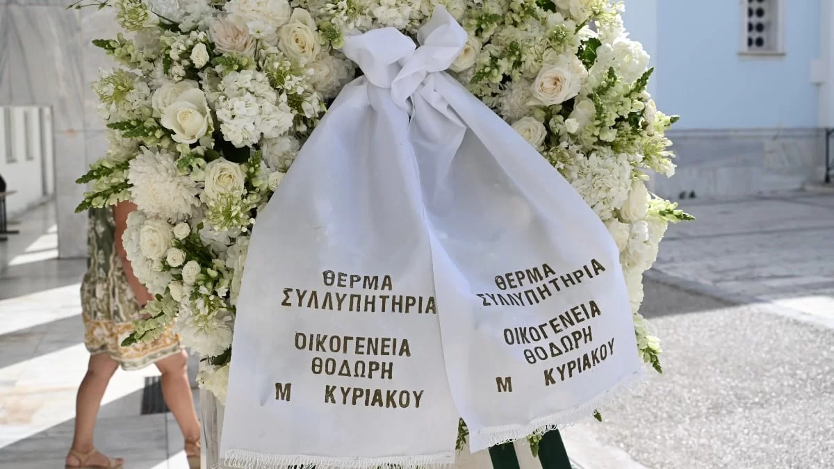 Κηδεία Μαριάννας Βαρδινογιάννη: Οι πρώτες εικόνες - Τα στεφάνια και οι συντετριμμένοι φίλοι και γνωστοί της