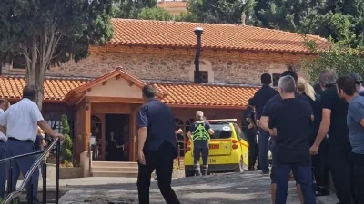 16χρονη Χαλκιδική: Ανατριχίλα με τα ουρλιαχτά της μητέρα της στην κηδεία - Λιποθύμησαν η αδερφή και οι συμμαθητές της και κάλεσαν ασθενοφόρο