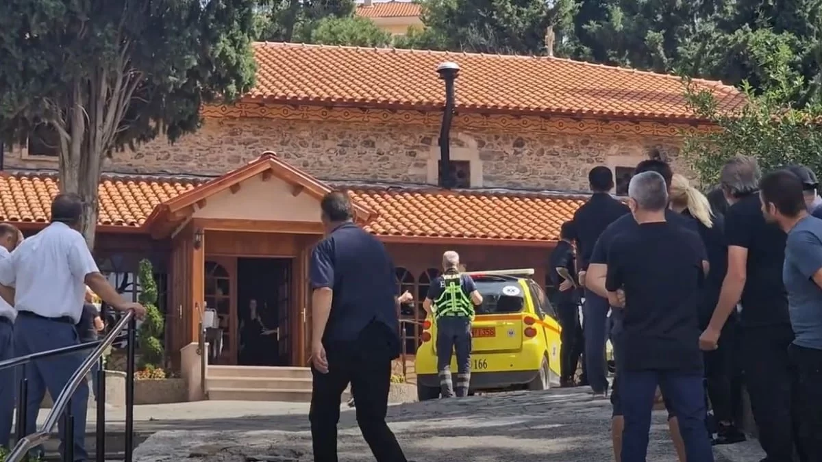 16χρονη Χαλκιδική: Ανατριχίλα με τα ουρλιαχτά της μητέρα της στην κηδεία - Λιποθύμησαν η αδερφή και οι συμμαθητές της και κάλεσαν ασθενοφόρο