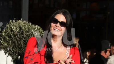 Άβαφη και ξυπόλυτη με εντυπωσιακό φούξια φόρεμα στα στενά της Αντιπάρου η Μαρία Κορινθίου - Ανανεωμένη στο νησί