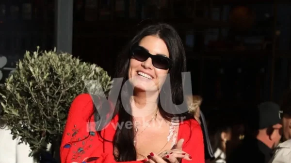 Άβαφη και ξυπόλυτη με εντυπωσιακό φούξια φόρεμα στα στενά της Αντιπάρου η Μαρία Κορινθίου - Ανανεωμένη στο νησί