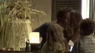 Του φιλούσε μέχρι και τα χέρια - Βίντεο από τα τρυφερά τετ α τετ Καγιά με Κρασσά σε εστιατόριο της Μυκόνου