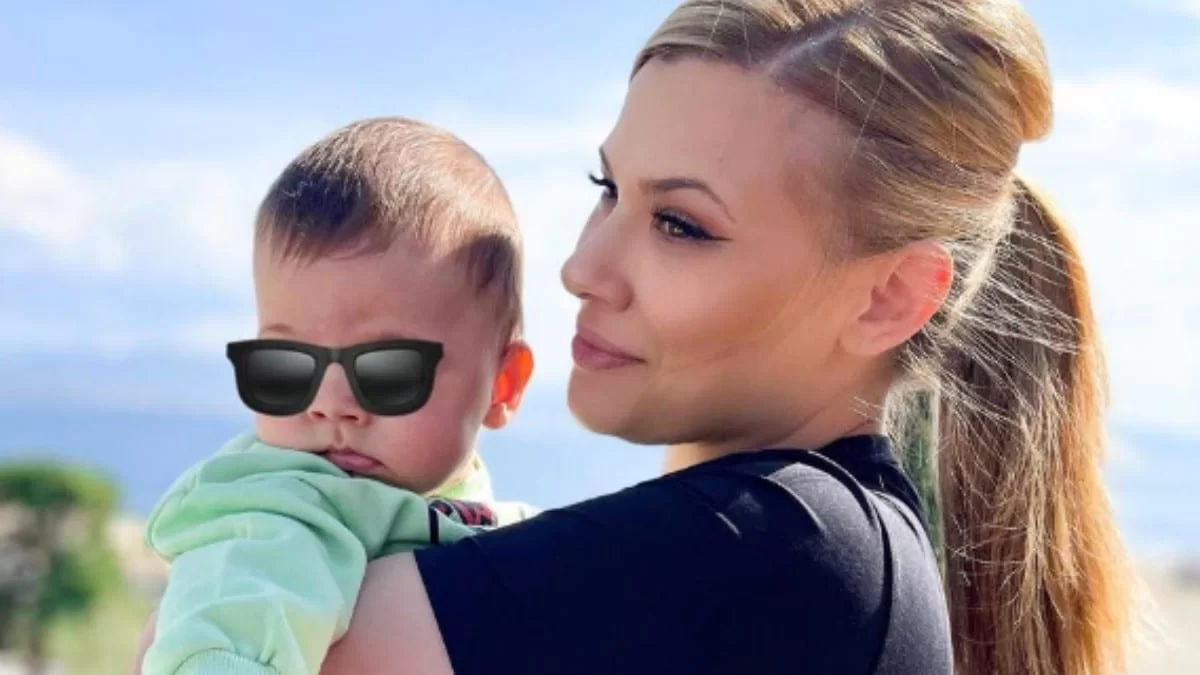 Ξετρελαμένη Λάουρα Νάργες με το γιο της - Τα πρώτα μπάνια του μικρού Αλέξανδρου μέσα σε πισίνα