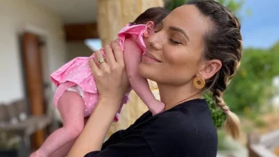 Με λευκό λινό φορεματάκι - Η Μαλέσκου φιλούσε τα χέρια της κόρης της όσο κοιτούσε το Δανιά να σερφάρει στη θάλασσα