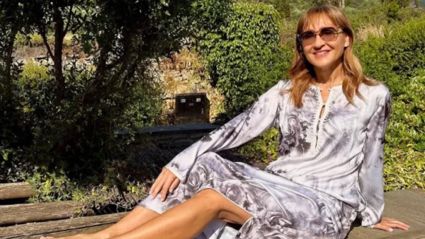 Φωτογραφήθηκε από τη μέση και πάνω - Mε πολύχρωμο μαγιό στη θάλασσα η Μάρα Ζαχαρέα