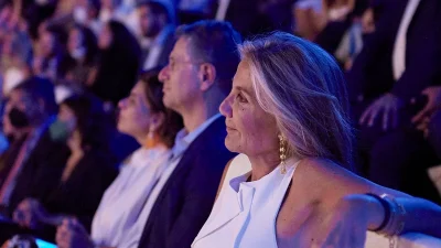 Μαρέβα Μητσοτάκη: Η κομψή εμφάνιση της στο δείπνο των ηγετών του ΝΑΤΟ, στο πλευρό του Κυριάκου Μητσοτάκη