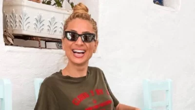 Χαμογελαστή μέσα στο καταπράσινο ολόσωμο μαγιό της - Οι απίστευτες αναλογίες της Μαρίας Ηλιάκη