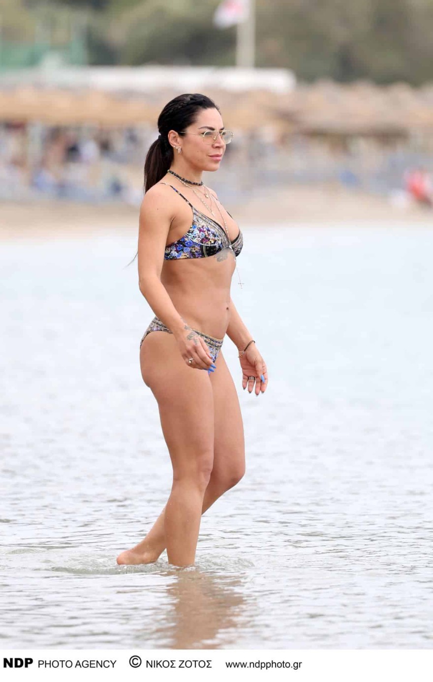 Μαριάντα Πιερίδη: Στα 49 της βάζει κάτω 20αρες - Άβαφη και με μικροσκοπικό μαγιό στη Βουλιαγμένη για μπάνιο