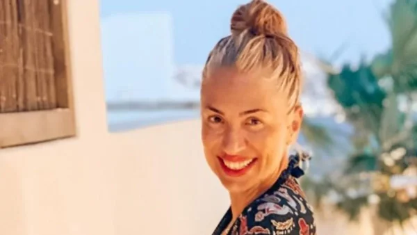 Ποζάρει σε ξενοδοχείο της Μυκόνου με το λευκό μπικίνι της - Οι φοβερές αναλογίες της Μαρίας Ηλιάκη